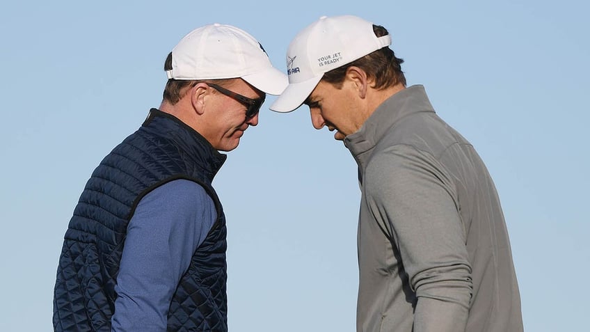 Eli Manning and Peyton Manning play golf