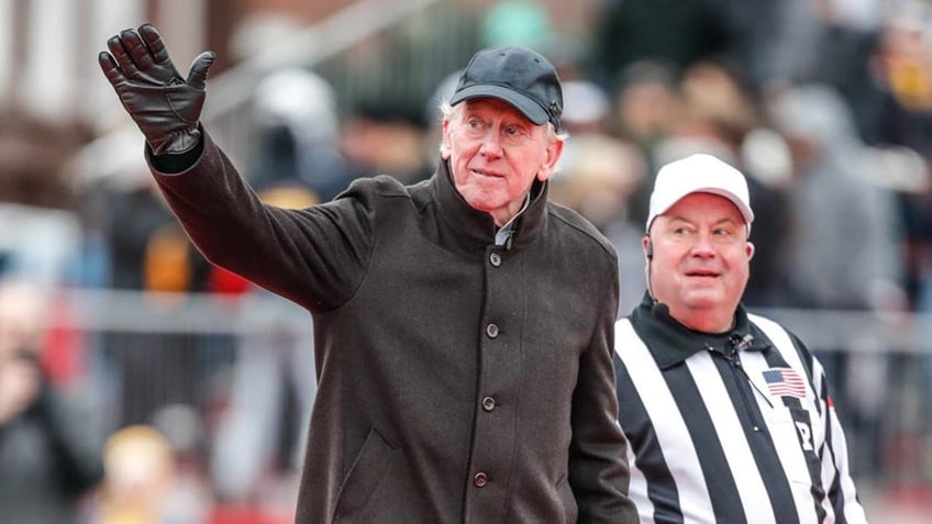 Archie Manning waves