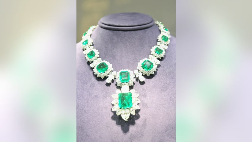 A close-up of Elizabeth Taylors emerald necklace