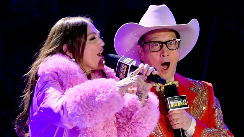 Rob Schneider wears cowboy hat with daughter Elle King in concert.