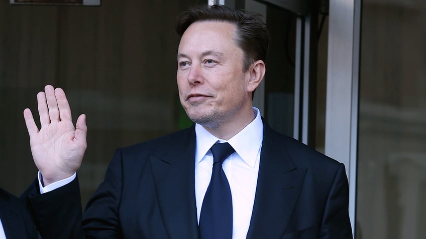 elon musk biography contains inaccurate tale on russia ukraine war incident author admits i made a mistake