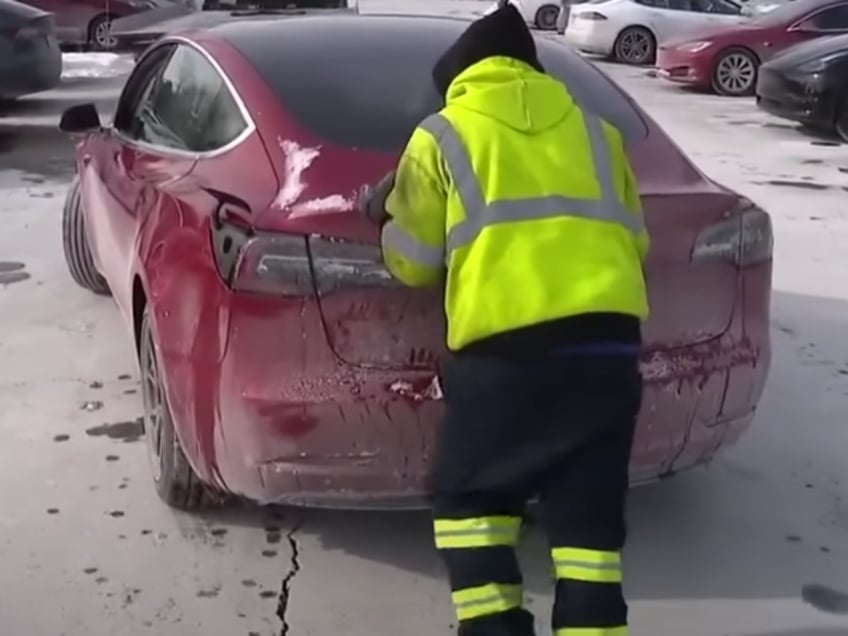 Dead Tesla pushed in frigid Chicago temps