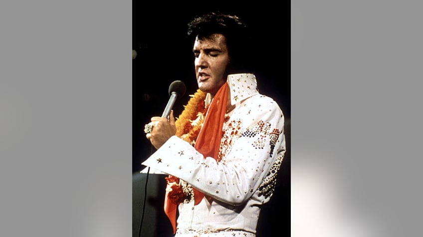 FILE PHOTO 1972 - Elvis Presley performs in concert during his "Aloha From Hawaii" 1972 television special. January 8 marks what would have been Elviss 60th birthday and fans are expected to gather in his home-town of Memphis for the occasion. REUTERS/Stringer - RTXGBID