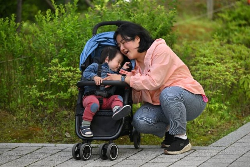 Choi Hee-woo (L) became one the world's youngest plaintiffs when his mother Lee Dong-hyun