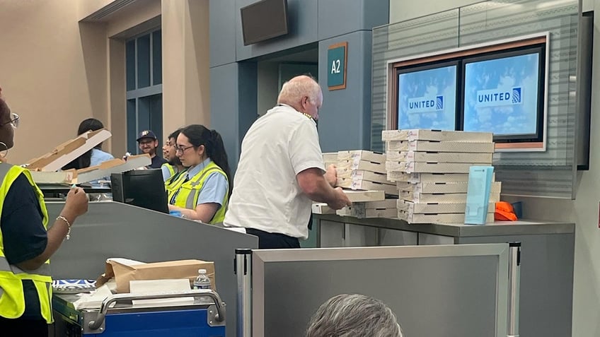 United Airlines pilot handing out pizza in New Mexico