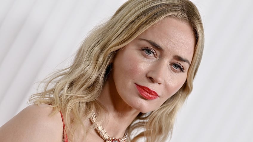 emily blunt apologizes after fat shaming comments of chilis server resurface im appalled