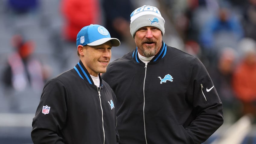 Offensive coordinator Ben Johnson talks with Dan Campbell