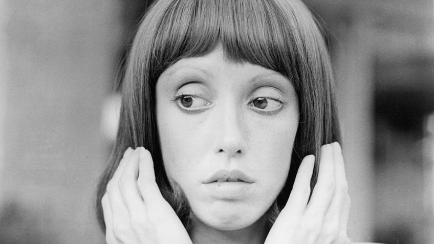 Black and white photo of Shelley Duvall in '3 Women' holding her hands to her hair