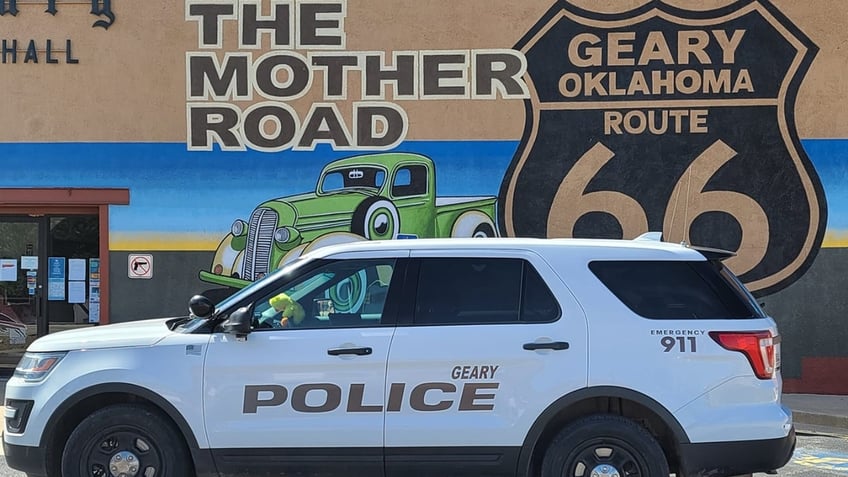 A Geary PD vehicle beneath a mural that says "Geary Oklahoma"