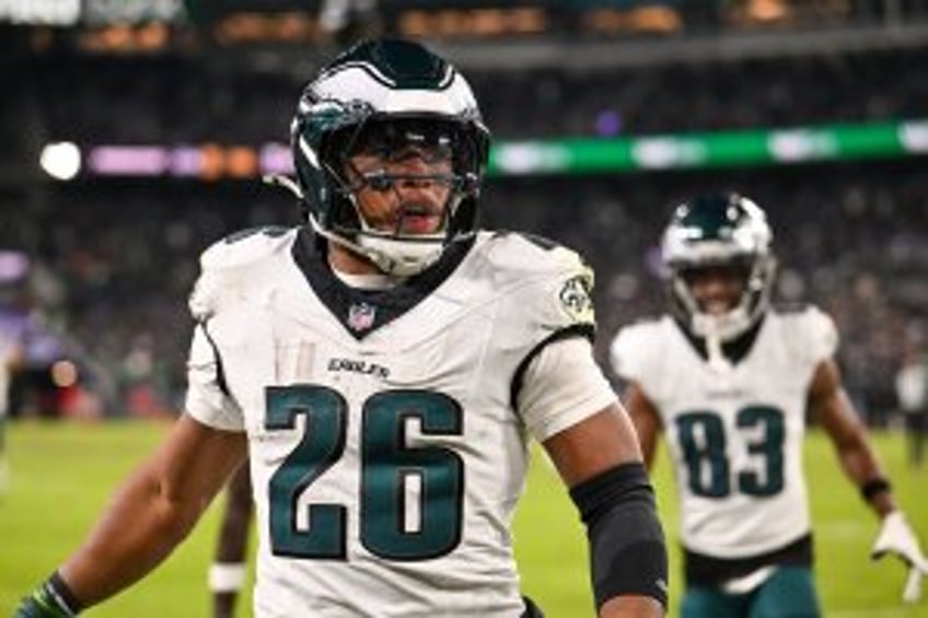 Eric Dickerson thinks Eagles' Saquon Barkley will fall short of rushing record