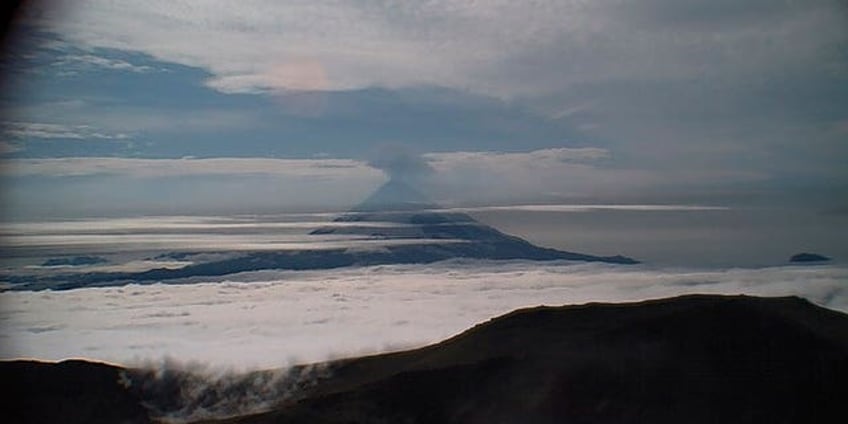 erupting alaska volcano spews high ash cloud triggers inflight warnings for pilots