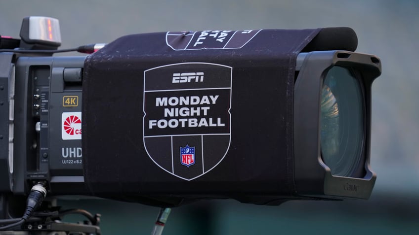 espn debuts cover of phil collins in the air tonight as new monday night football anthem