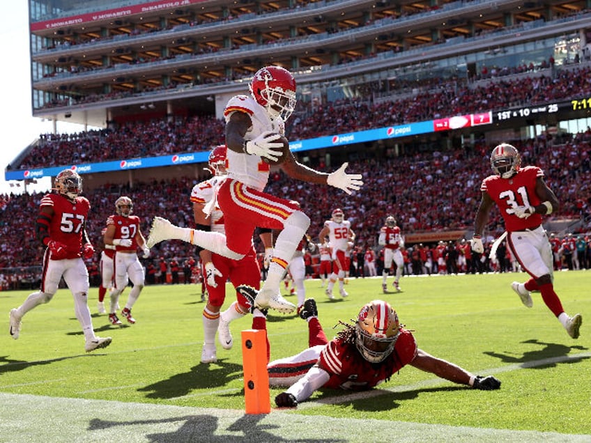 SANTA CLARA, CALIFORNIA - OCTOBER 23: Mecole Hardman #17 of the Kansas City Chiefs scores a touchdown in the second quarter against the San Francisco 49ers at Levi's Stadium on October 23, 2022 in Santa Clara, California. (Photo by Ezra Shaw/Getty Images)