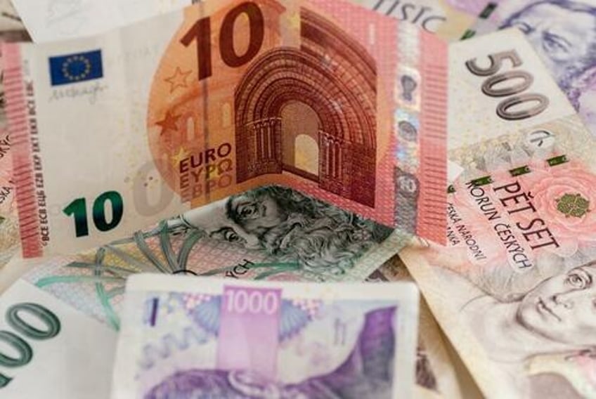euro adoption unlikely in czechia as elections favorites public opinion align against common currency