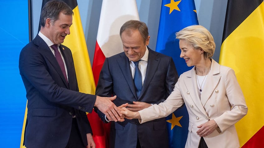 Donald Tusk shakes hands