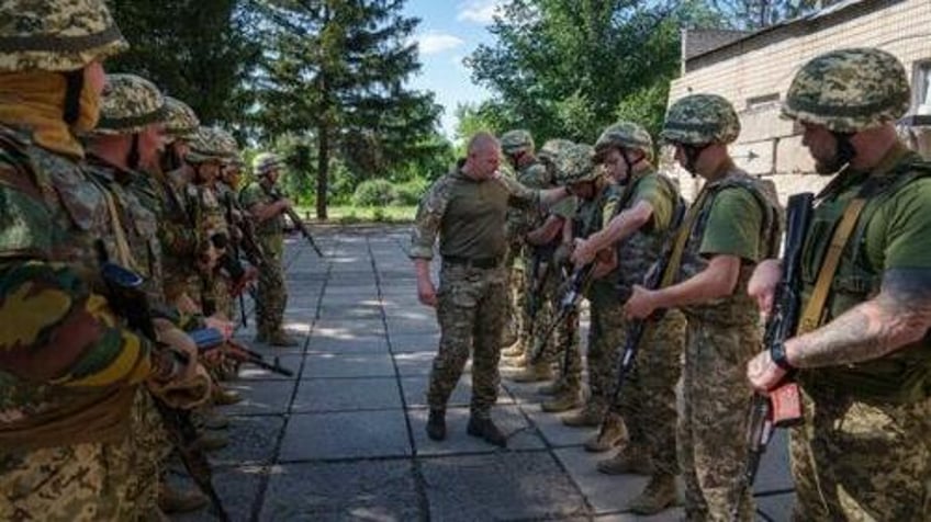 everyone is tired crisis grows in the ukrainian army as desertions accelerate