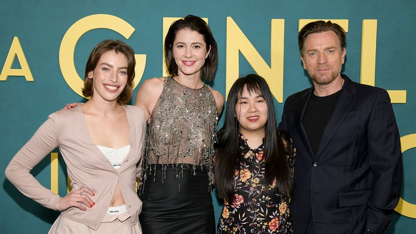 Clara McGregor, Mary Elizabeth Winstead, Jamyan McGregor, and Ewan McGregor posing together