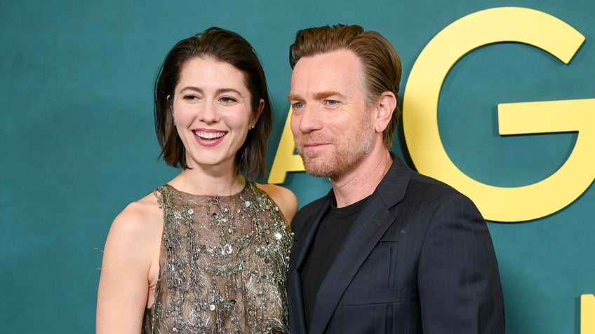 Mary Elizabeth Winstead and Ewan McGregor posing together