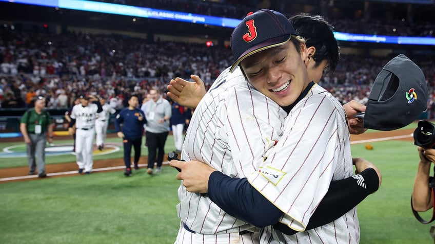 Yoshinobu Yamamoto hugs Shohei Ohtani