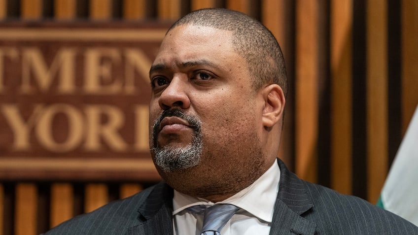 ex bodega clerk jose alba sues nyc da alvin bragg for racial discrimination after murder charges dropped