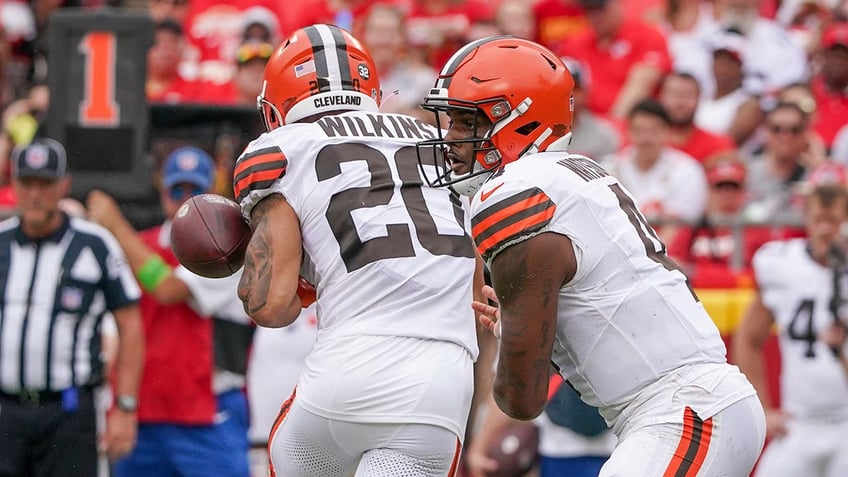 Jordan Wilkins fumbles hand off from Deshaun Watson