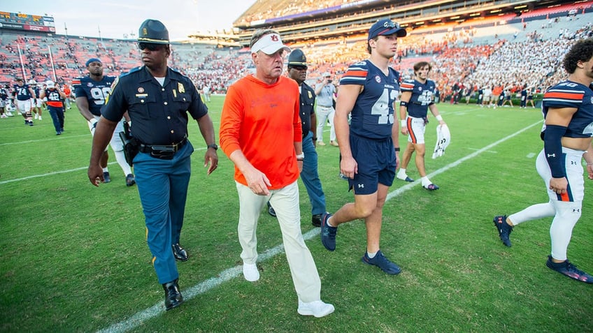 Hugh Freeze walks off