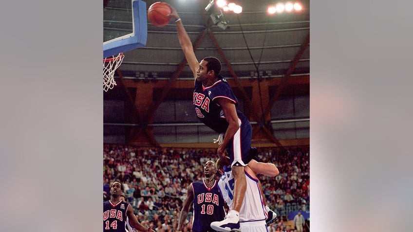 Vince Carter dunks on Frederic Weis