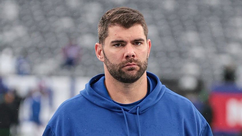 Justin Pugh looks on field