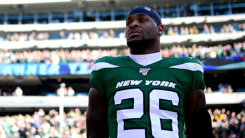 ex jets star leveon bell says aaron rodgers will take team over the next hill again rips former coach