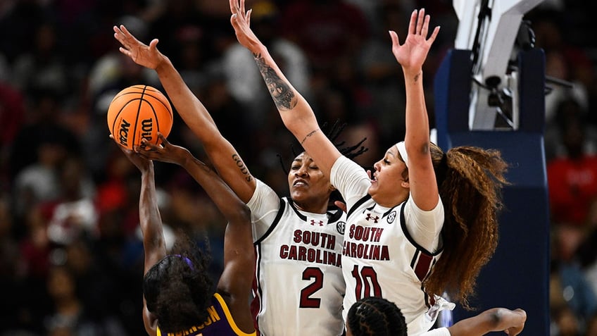 Kamilla Cardoso blocks a shot