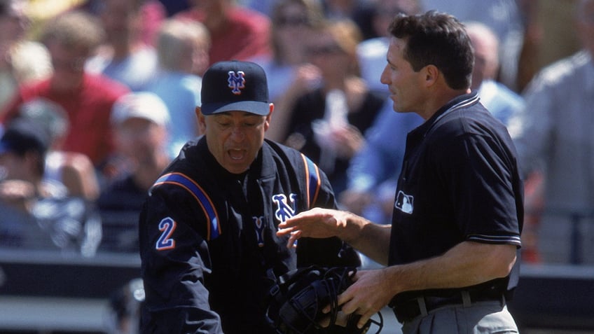 Bobby Valentine argues with Angel Hernandez