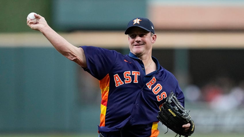 Roy Oswalt throws a pitch