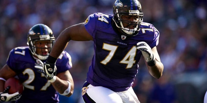 ex nfl player michael oher inspiration of the blind side says he was never adopted by family