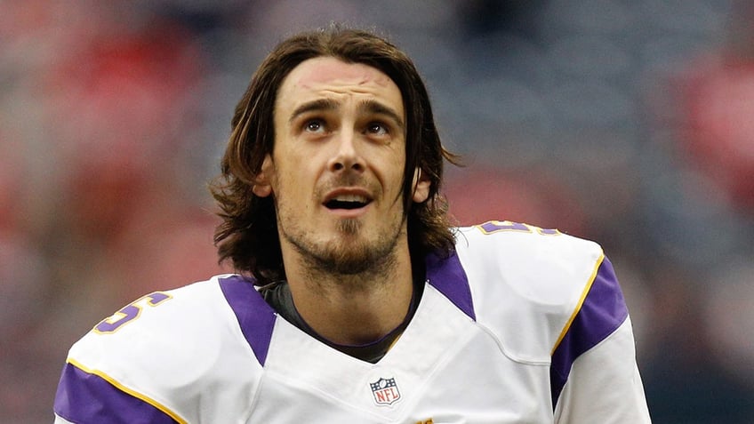 Chris Kluwe looks up