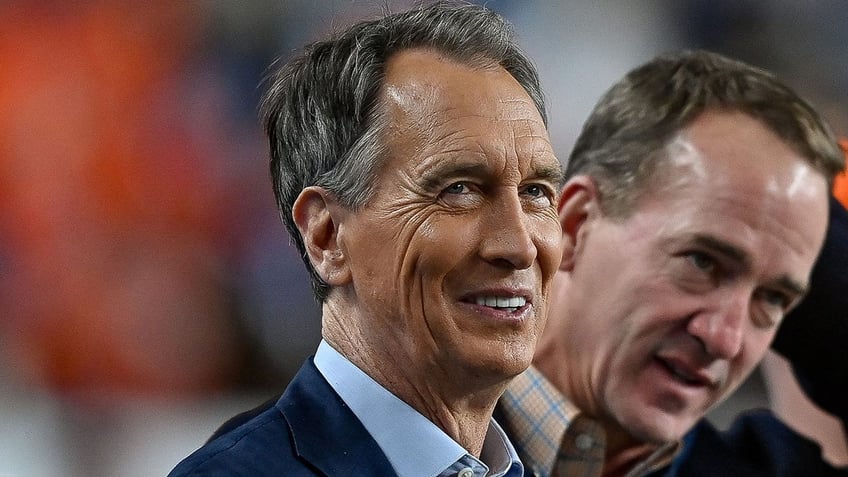 Cris Collinsworth calls game