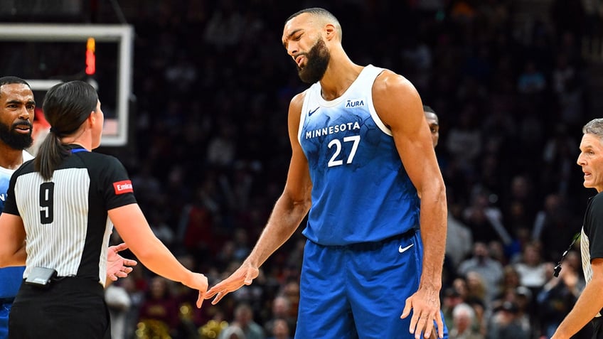 Rudy Gobert talking to ref