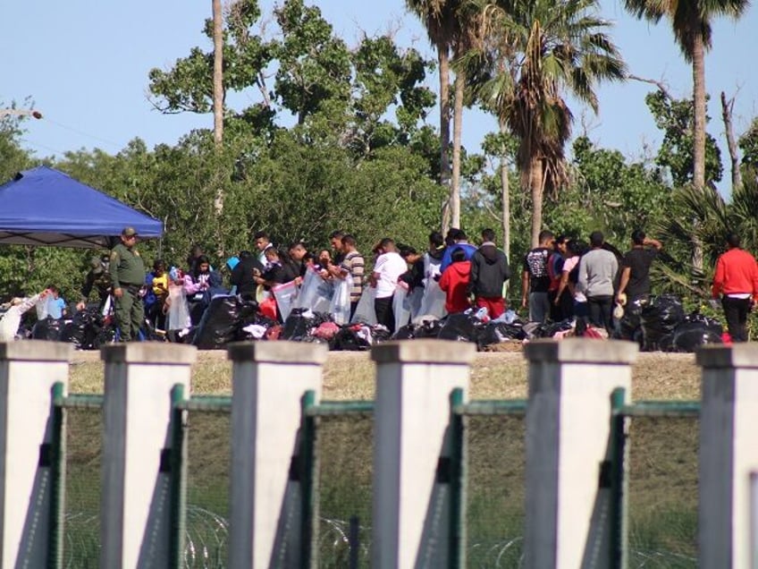 exclusive 5 days 4800 migrants in one texas border sector