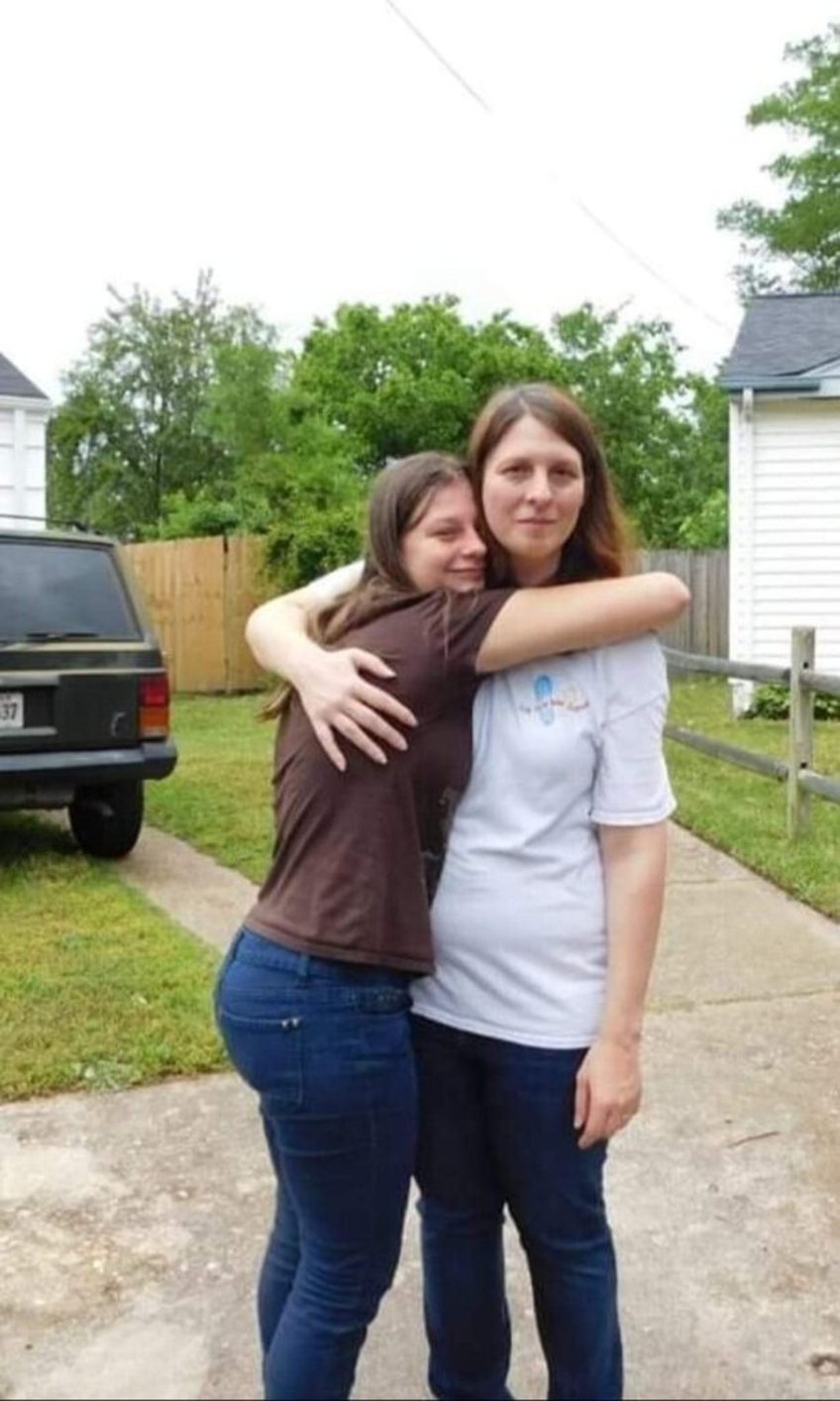 Kayla Hamilton hugs her mother, Tammy Nobles. (via Tammy Nobles)