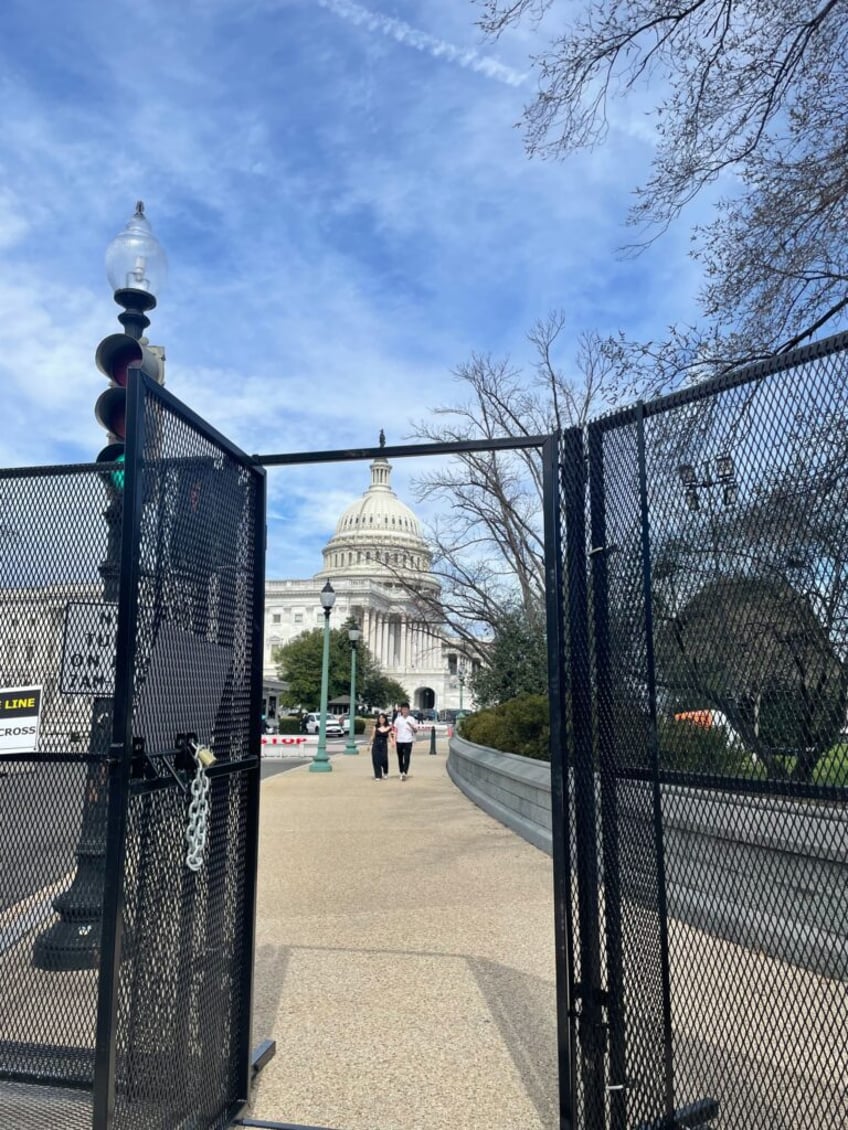 exclusive feds build a wall for joe bidens sotu address walls work