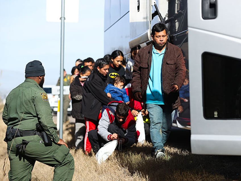 A group of migrants from different nationalities arrive at the Mexico-US border despite he