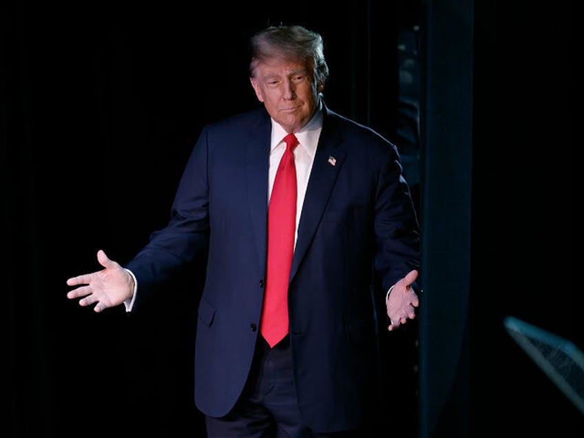 ROCHESTER, NEW HAMPSHIRE - JANUARY 21: Republican presidential candidate and former Presid