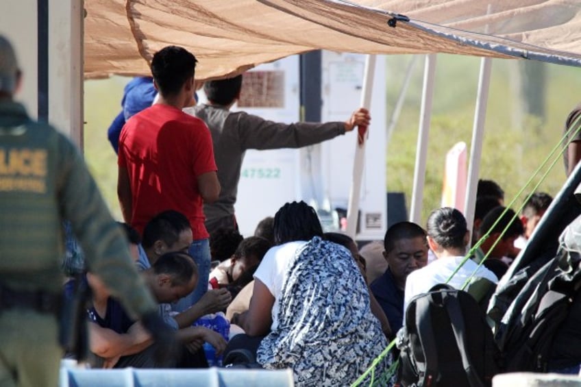 exclusive photos 300 migrants stroll across biden admins closed border into arizona on labor day