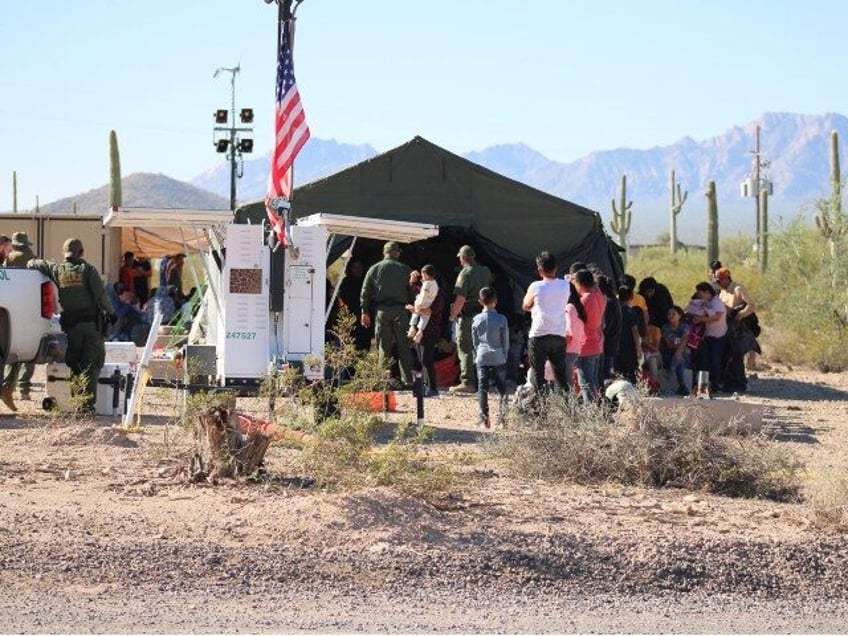 exclusive photos 300 migrants stroll across biden admins closed border into arizona on labor day