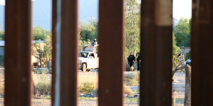 exclusive photos 300 migrants stroll across biden admins closed border into arizona on labor day