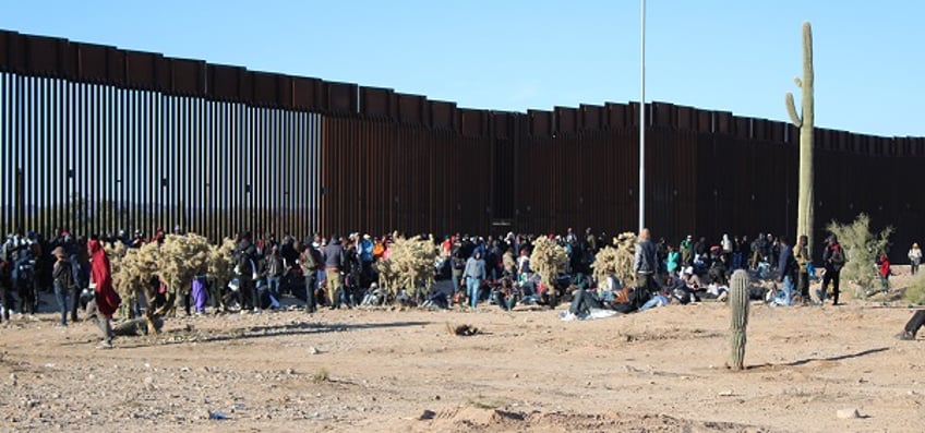 exclusive photos migrants camp for days at arizonas organ pipe national monument