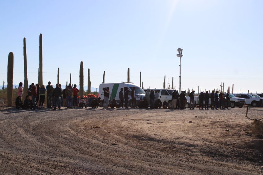 exclusive photos migrants camp for days at arizonas organ pipe national monument