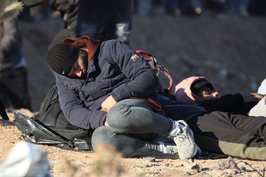 exclusive photos migrants camp for days at arizonas organ pipe national monument