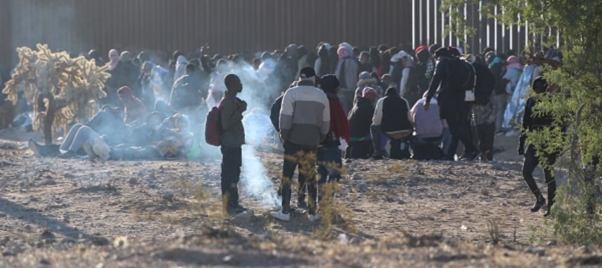 exclusive photos migrants camp for days at arizonas organ pipe national monument