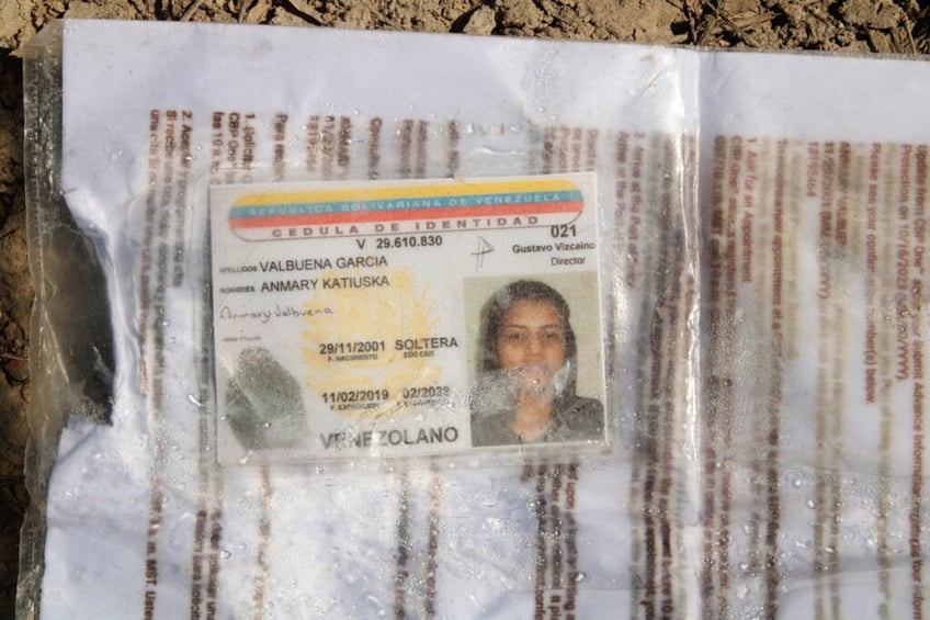 exclusive photos migrants leave id un provided maps at mexican border crossing into texas