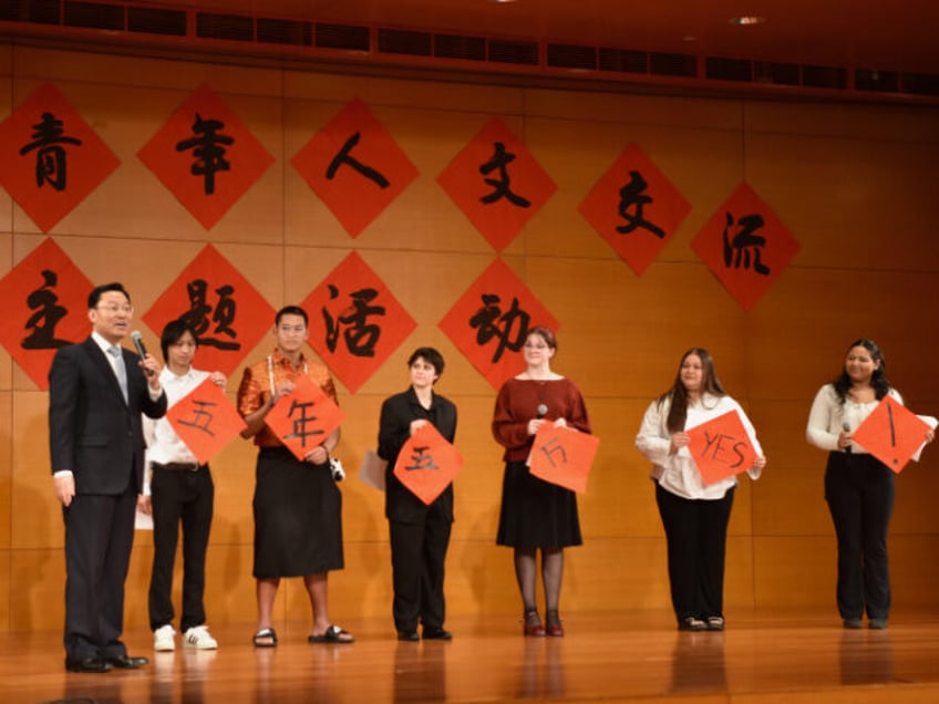 Chinese Ambassador to the United States Xie Feng (L1) interacts with American students dur